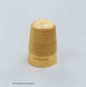A 15ct. gold thimble with 1910 inscription, 6.4g.