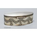 An Edwardian silver oval trinket box, William Hutton & Sons, Birmingham, 1907, 13.7cm, 5oz.