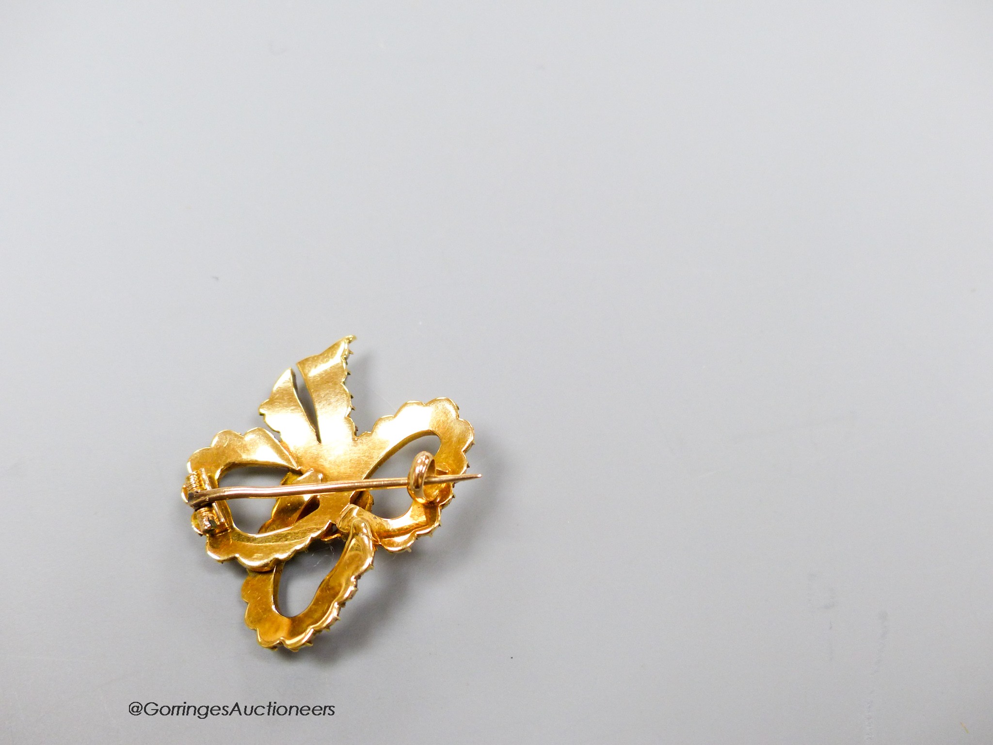 A yellow metal and split pearl set ribbon bow brooch, 30mm, gross weight 6.1 grams.15ct gold seed- - Image 2 of 2