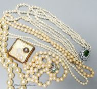 A single strand cultured pearl necklace and for simulated pearl necklaces etc.