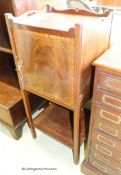 An Edwardian George III Style satinwood banded mahogany tray top two tier bedside cabinet. W-41, D-
