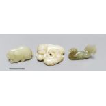 Three Chinese jade carvings of a wild cat and cub, a pig and a phoenix, 5.4 - 6.2cm