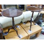 A pair of modern Kittinger furniture Georgian style mahogany circular top tripod tables. D-40, H-