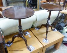 A pair of modern Kittinger furniture Georgian style mahogany circular top tripod tables. D-40, H-