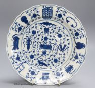 A Worcester plate painted with the Hundred Antiques pattern, 22cm diameter