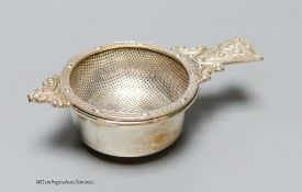 A modern silver tea strainer and stand by A.E. Jones Ltd, Birmingham, 1970, 10.9cm, 74 grams.