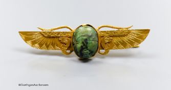 A yellow metal mounted scarab bar brooch, 47mm, gross 4.7 grams.