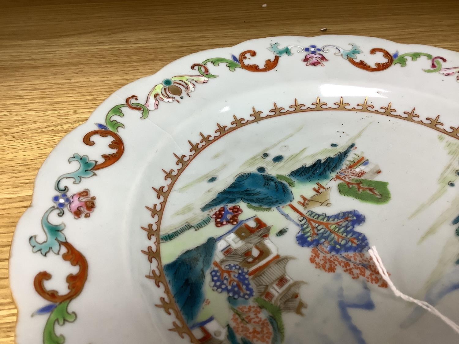 A Chinese Export famille rose plate, Qianlong period,with waved edge, polychrome-decorated with a - Image 4 of 5