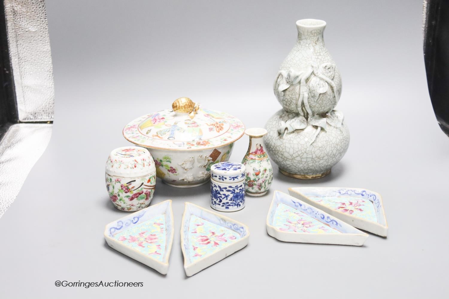 A quantity of mixed Chinese ceramics to include a crackleglaze double gourd vase, three pieces of - Image 2 of 10