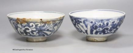 A pair of Chinese blue and white porcelain shipwreck bowls, 17th-century, diameter 15cm