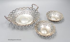 A graduated suite of Edwardian pieced silver bonbon dishes, 19.7cm(1) and 10cm(2), A&J Zimmerman,