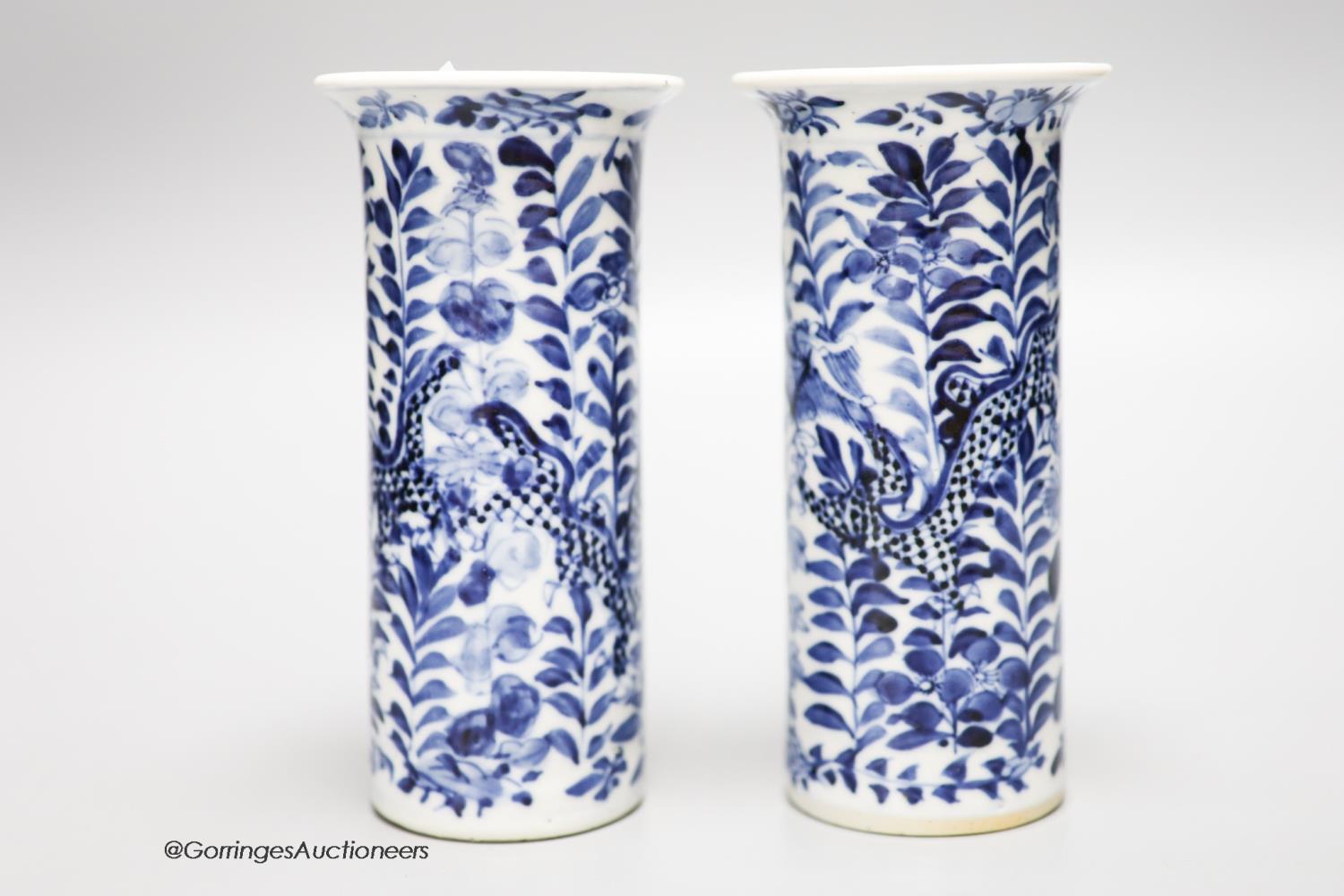 A pair of Chinese blue and white sleeve vases, circa 1900, height 15.5cm - Image 3 of 5