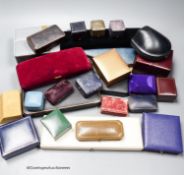A quantity of assorted jewellery boxes.