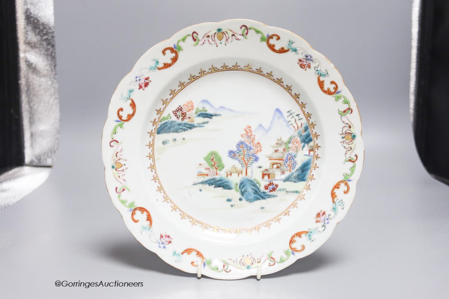 A Chinese Export famille rose plate, Qianlong period,with waved edge, polychrome-decorated with a - Image 5 of 5