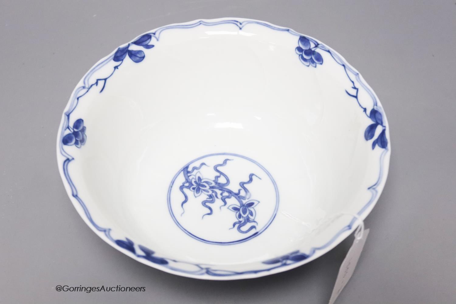 A Chinese blue and white bowl, diameter 20cm - Image 3 of 4