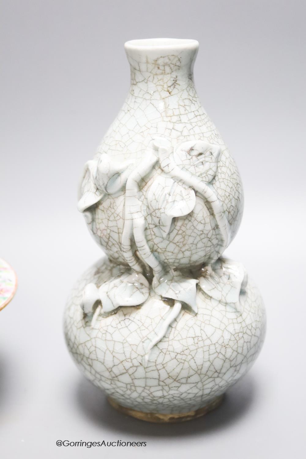 A quantity of mixed Chinese ceramics to include a crackleglaze double gourd vase, three pieces of - Image 7 of 10