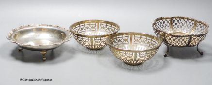 A pair of Edwardian pierced silver circular small bowls, Walker & Hall, Sheffield, 1909, 10.6cm and