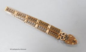 An early 20th century 9ct trellis work gate link bracelet, with heart shaped clasp, approx. 18cm,