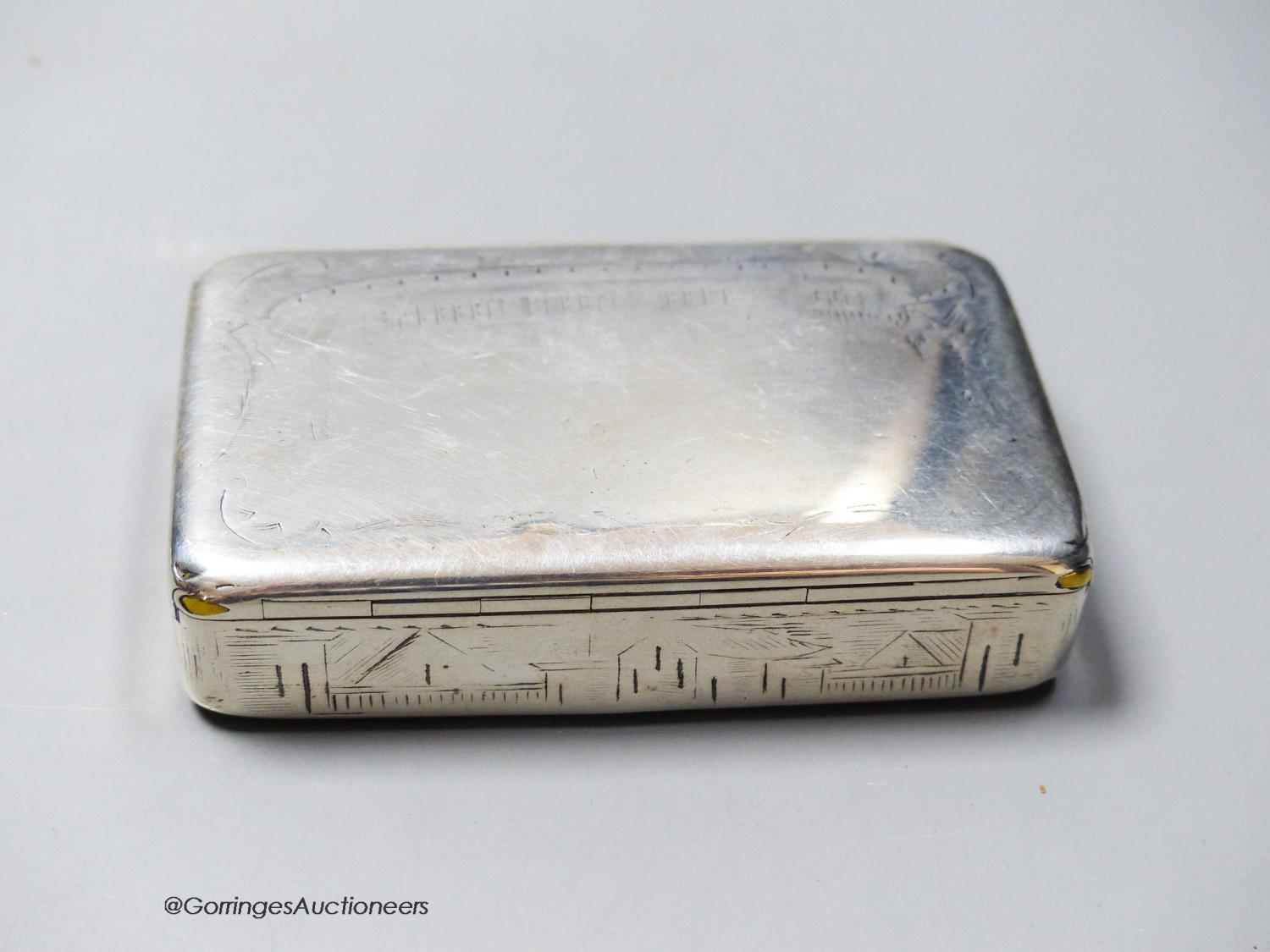 A mid 19th century Russian 84 zolotnik snuff box, with engraved decoration(very tired), dated 1843, - Image 2 of 3