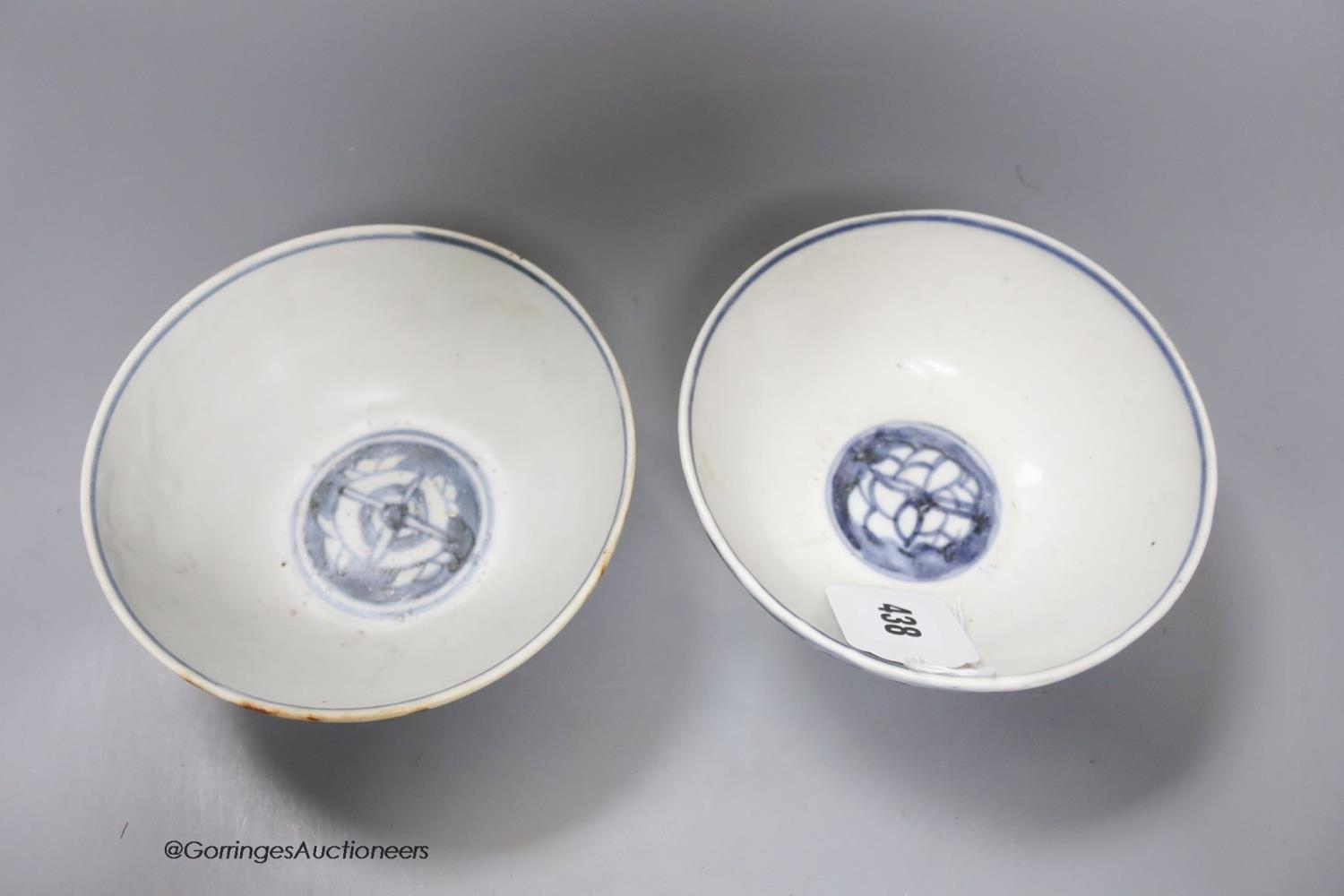A pair of Chinese blue and white porcelain shipwreck bowls, 17th-century, diameter 15cm - Image 2 of 4