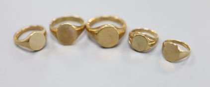 Five assorted 9ct gold signet rings, largest size V/W,29.5 grams.