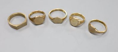 Five assorted 9ct signet rings, largest size Q,19.1 grams.