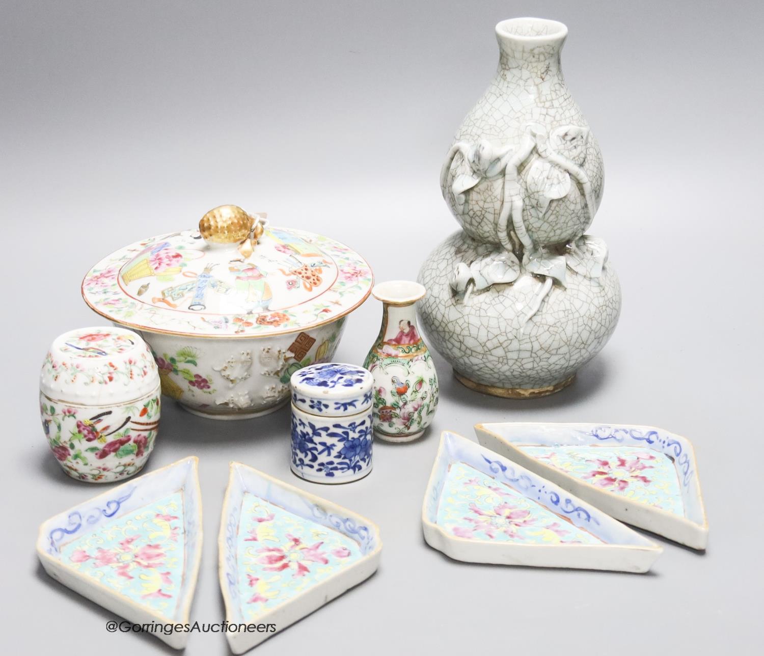 A quantity of mixed Chinese ceramics to include a crackleglaze double gourd vase, three pieces of