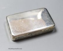 A mid 19th century Russian 84 zolotnik snuff box, with engraved decoration(very tired), dated 1843,