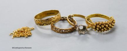 An 18ct gold tablet ring decorated with spheres and an 18ct gold wedding ring 5.6 grams, a yellow