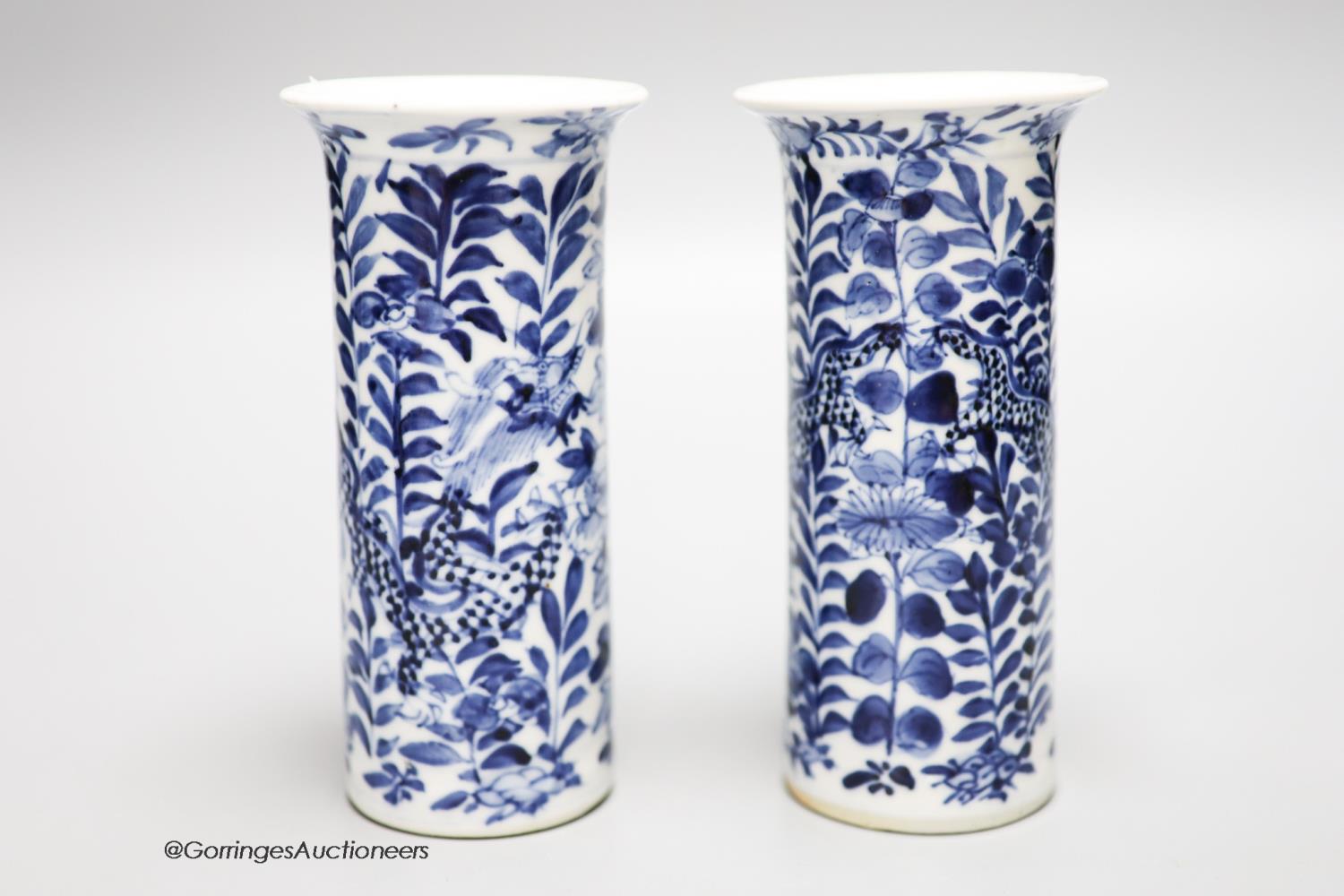 A pair of Chinese blue and white sleeve vases, circa 1900, height 15.5cm - Image 2 of 5