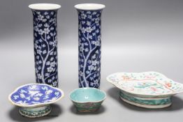 A pair of blue and white sleeve vases and three polychrome dishes, 23cm