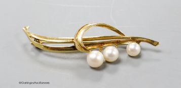 A yellow metal (stamped 14k) and three stone cultured pearl set spray brooch, 55mm, gross 5.2