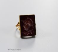 A 9ct yellow metal and intaglio hardstone signet ring, carved with the bust of a Roman soldier,