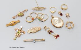 Mixed jewellery including a 9ct and gem set bug brooch, 47mm, two colour 9ct gold brooch, 9ct Art