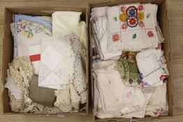 A quantity of vintage linen and lace