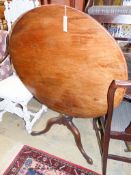 A George III circular mahogany tilt top tea table, Diam.85cm H.71cm