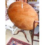 A George III circular mahogany tilt top tea table, Diam.85cm H.71cm