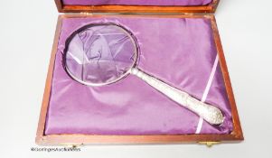 A cased large Edwardian silver handled magnifying glass, Hunt & Roskell Ltd, London, 1902, 26.9cm.