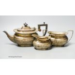 A George V three piece demi fluted silver tea set, Fordham & Faulkner, Sheffield, 1913, gross 39oz.