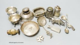 A George V silver taste vin, London, 1913, 10.3cm, a pair of salts and other small items including