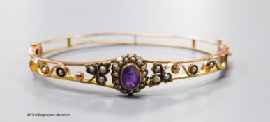 An Edwardian 9ct, amethyst and seed pearl cluster set hinged bracelet, interior diameter 61mm,