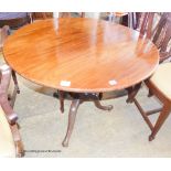 A George III circular mahogany tilt top breakfast table, diameter 94cm, height 71cm