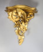A Florentine style gilt carved acanthus wall bracket28cm