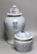 A Chinese blue and white vase cover, 51cm and a kamcheng and cover