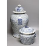 A Chinese blue and white vase cover, 51cm and a kamcheng and cover