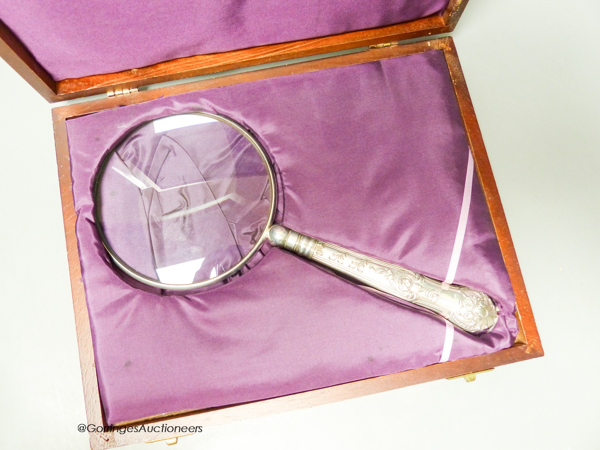 A cased large Edwardian silver handled magnifying glass, Hunt & Roskell Ltd, London, 1902, 26.9cm. - Image 2 of 2