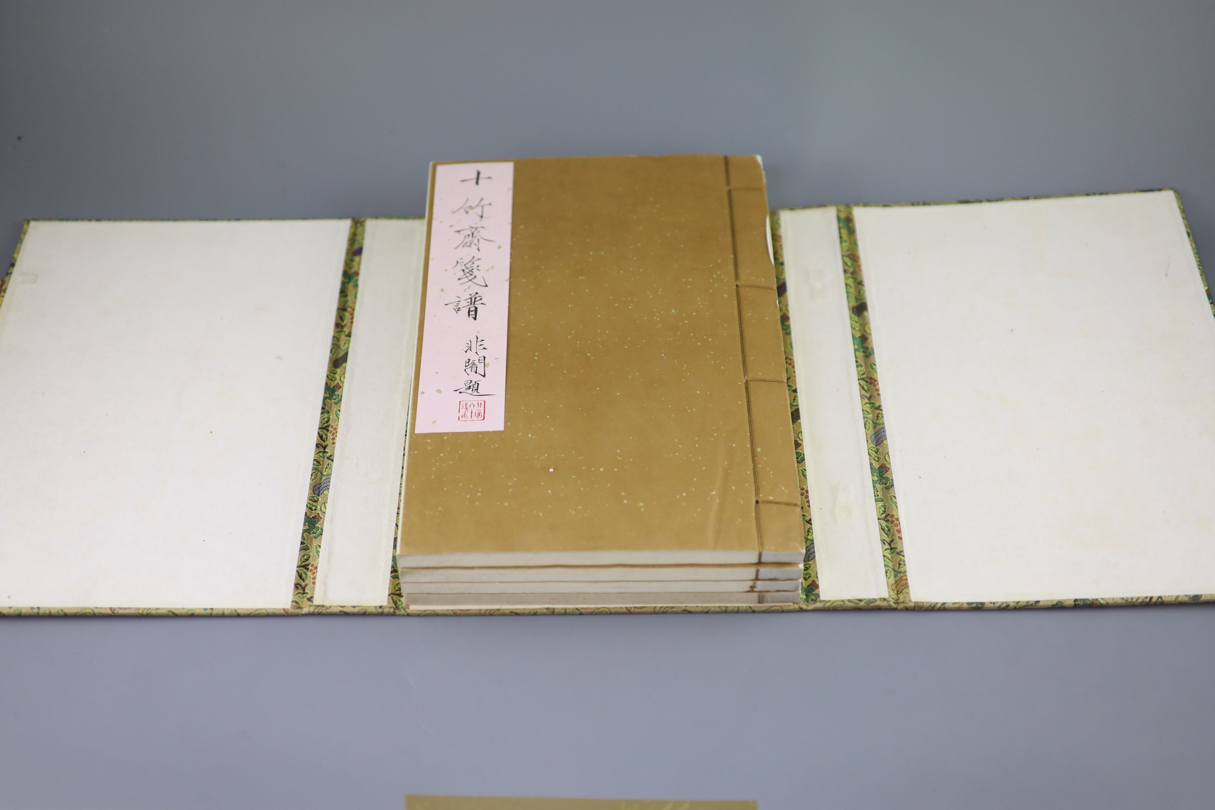 ° Chinese book, Hu Zhengyan, Ten Bamboo Studio catalogue, 'Shizhuzhai Jianpu',Publisher Rong Bao - Image 2 of 5