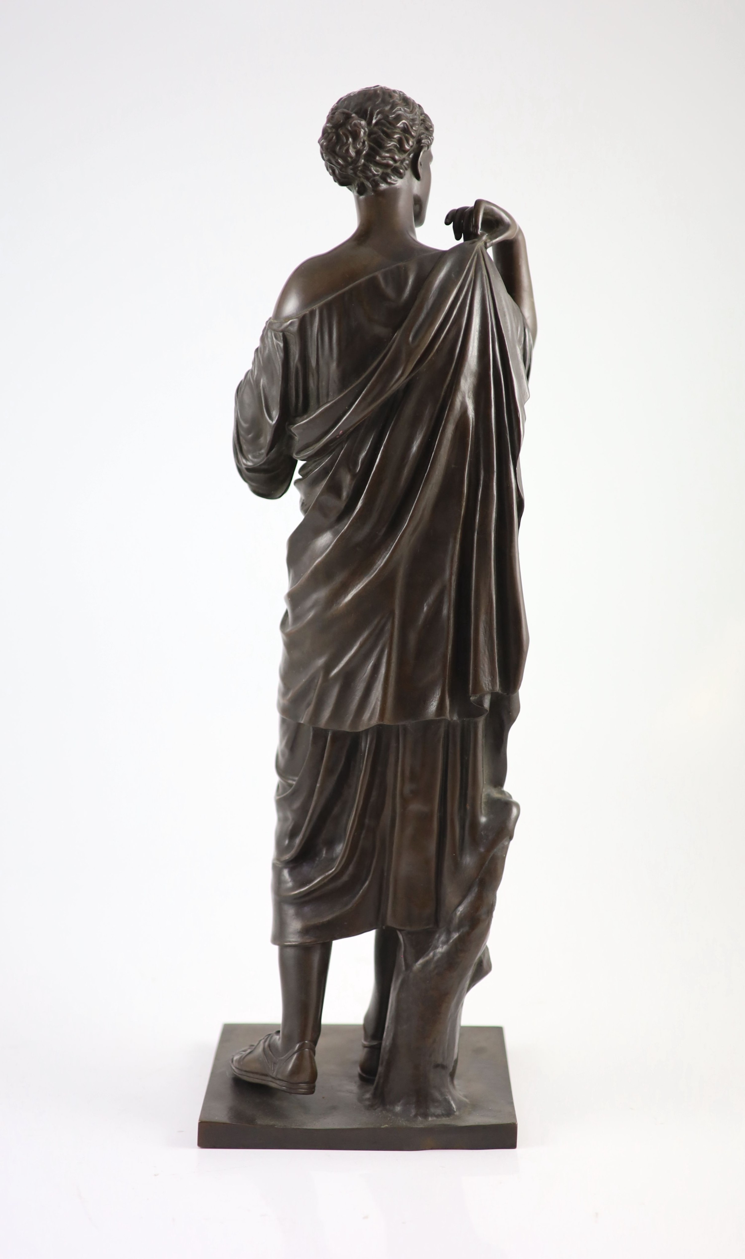 A large 19th century bronze figure of a classical maidenstanding, adjusting her toga, Reproduction - Image 3 of 4