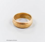 A modern 9ct gold wedding band, size T, 9.2 grams.