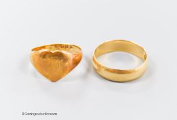 A late Victorian 18ct gold wedding band, size Q and a similar heart shaped signet ring, size M/N,